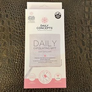 ⭐️ Daily Concepts Daily Exfoliating Mitt